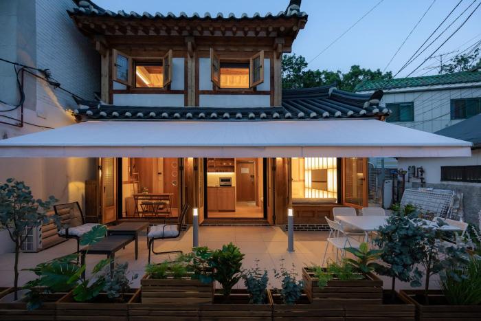 Haeon Seoul,2층 한옥 독채,서울 핫플 중심가에 위치,주요 핫플 도보 이동,테라스,지하철과공항버스5분,종로,익선동,경복궁,북촌한옥마을,명동