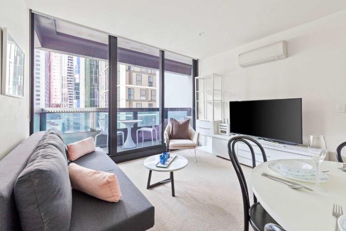 City View 2BR Apt Comfy Bright & Central Stay