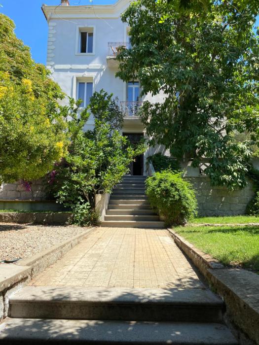 Au coeur de Sartène appartement de charme dans un écrin de verdure