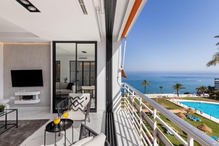 Black and White Beach - Boutique Apartment with Sea Views