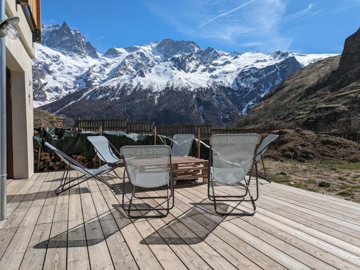Chazelet - Avec terrasse et jardin
