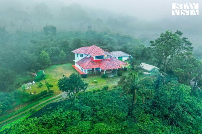 Stayvista at Mercara Hill Homestay with Outdoor Jacuzzi and Comp breakfast - Madikeri