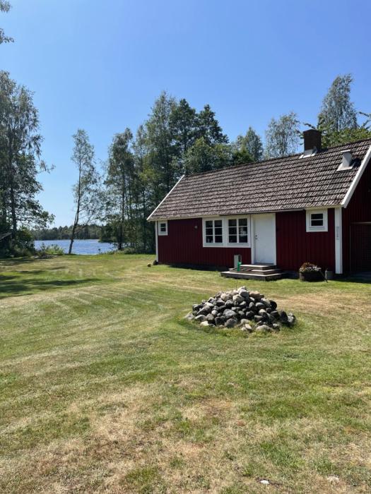 Stuga med sjöutsikt