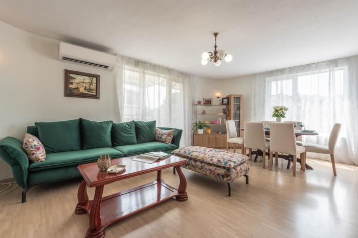 Aristocratic to the Sea Garden