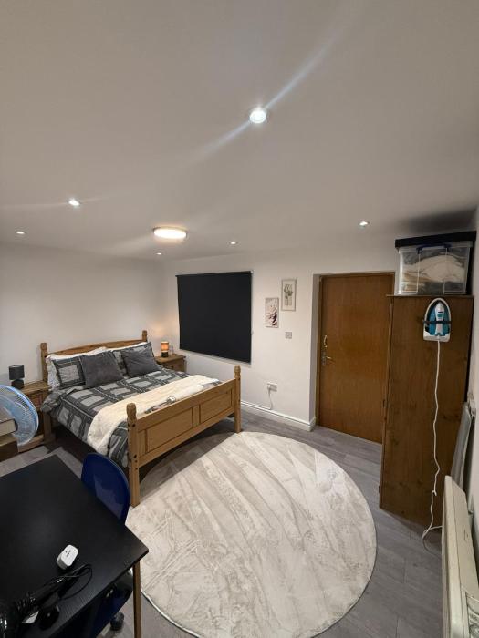 Ground Floor Apartment with Private Garden - Near Victoria Park