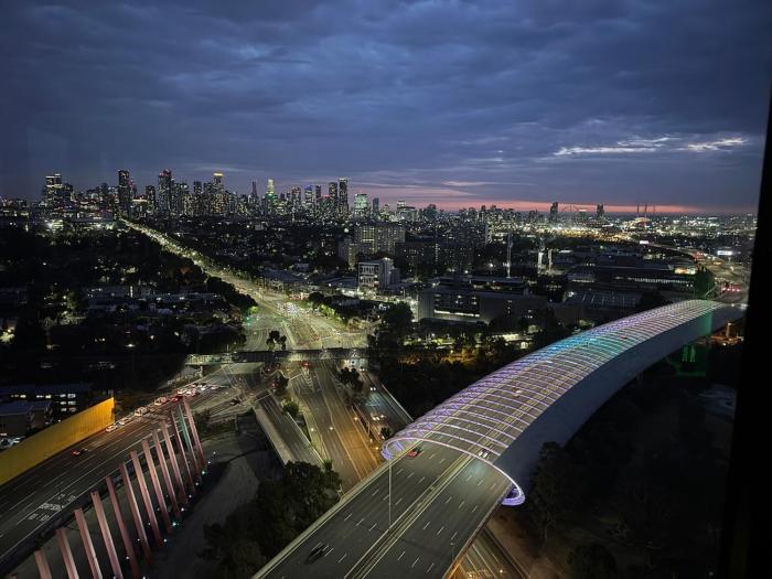 Top-Floor 2BR Apt, 270 deg Skyline, Free Parking