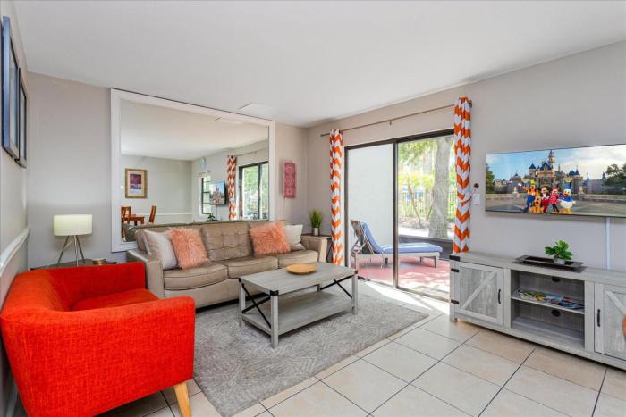 Cozy Townhome in Fantasy World Near Parks