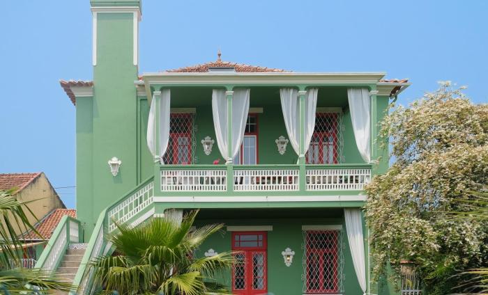 Vintage Balcony Guesthouse & Suites