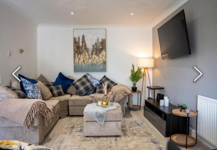 Flamingo Short Lets 4 Bed 4 Bath House Neath Hill