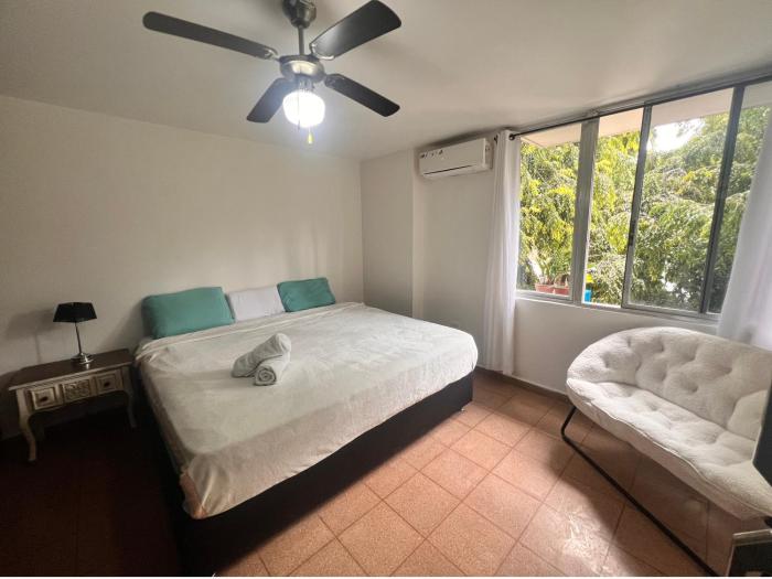 Suite con cocina pequeña y baño privado