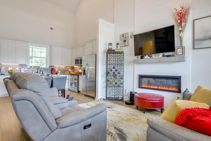 Walk to Marina Lake Greenwood Retreat with Hot Tub