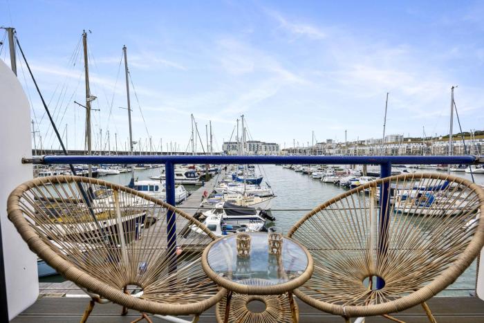 Brighton Water Cabin at the Marina, Free Parking By My Getaways