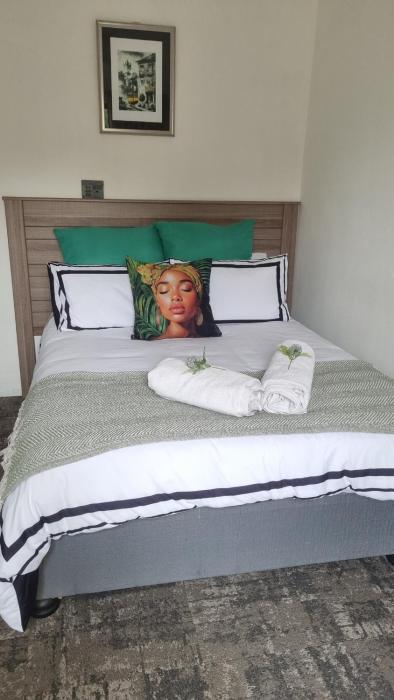 Studio apartment, water backup, 12 min from OR Tambo