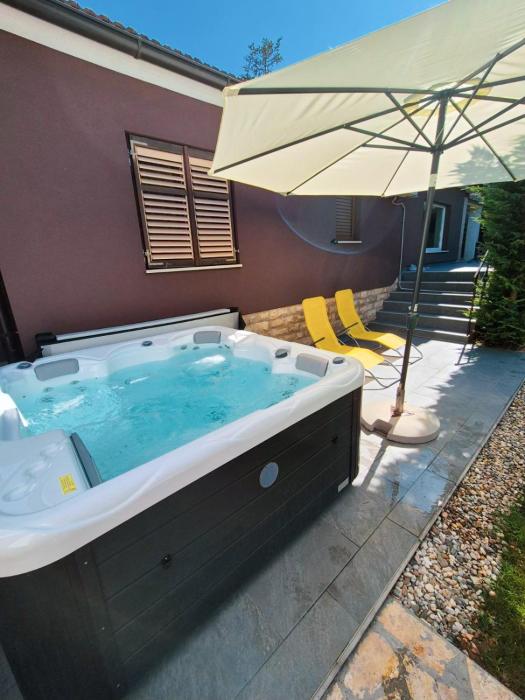 Aurelia - Jacuzzi Garden House