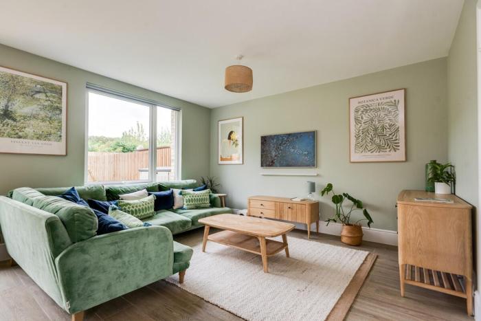 Family-Friendly Getaway - Garden & Parking Sleeps 7