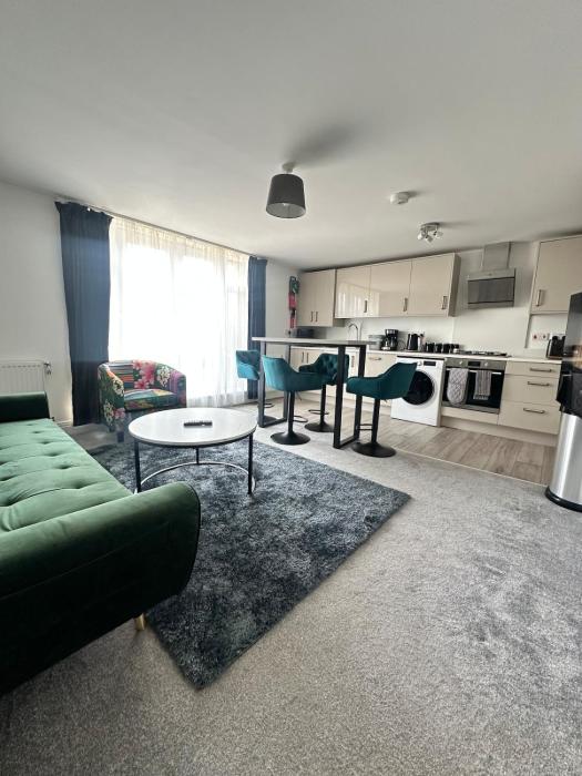 Stylish 2-Bed 2-Bath Apartment, Parking, Woking
