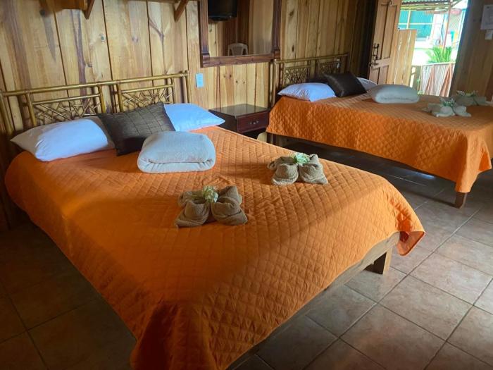 Ecos del Poás vista a la montaña