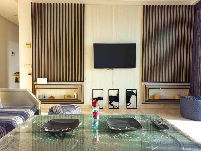 Elegant Luxurious Apartment with Parking and Pool