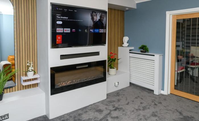 The Whitehouse M6, Junction 10 With Parking