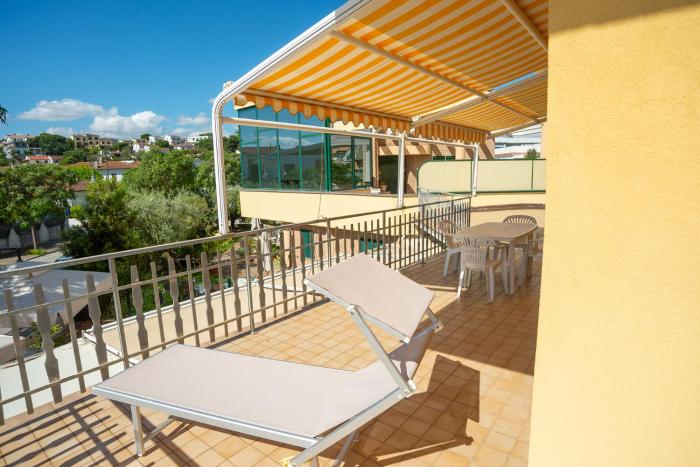 Quadrilocale centrale vicino al mare con ampio terrazzo aria condizionata e posto auto privato