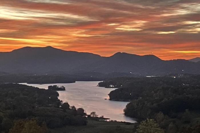 3BR Home with MountainandLake Views and Hot Tub