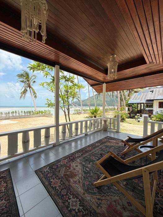 Beachfront house in Chaloklum