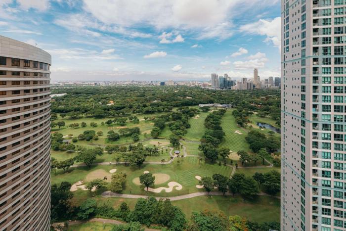 Modern Coastal Design 1 BR Condo Golf View BGC