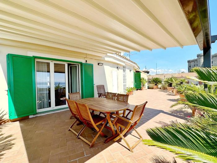 Terrazza da Sogno con Vista su Castello e Lago