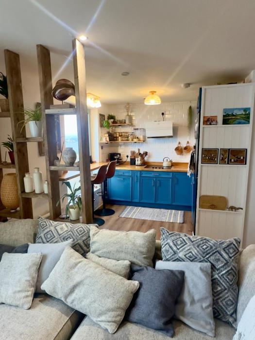 Ocean view flat with cozy vibes