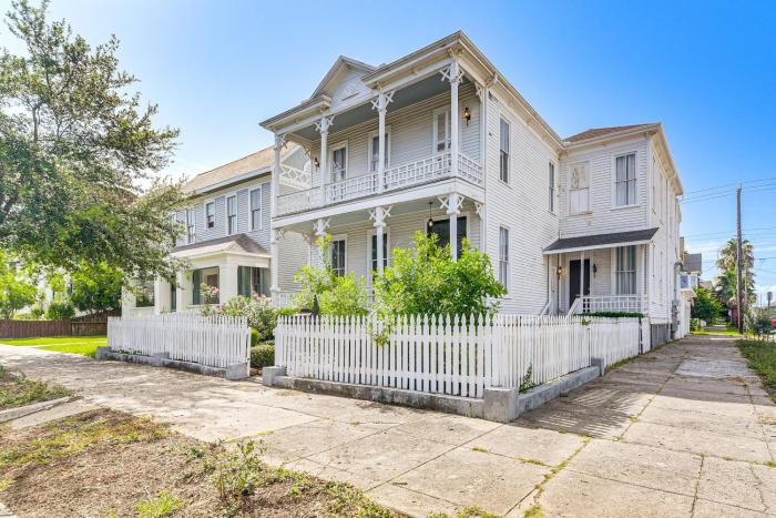 Historic Escape Walk to The Strand Galleries!