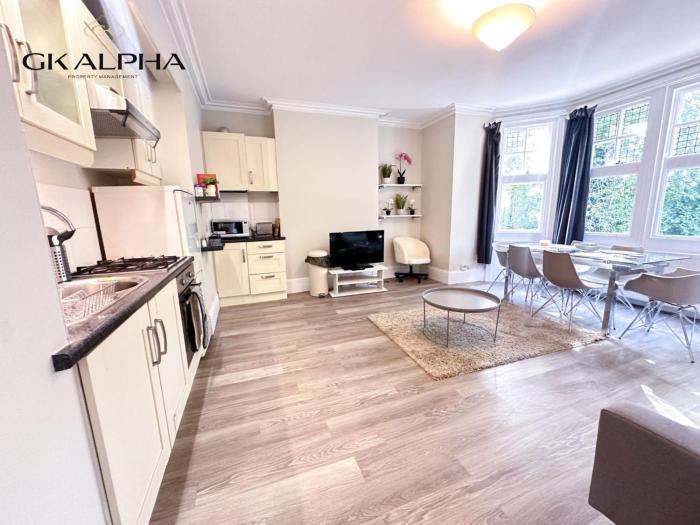 Modern 2-Bed Apartment with Wi-Fi & Parking Near Royal Berkshire Hospital & Reading Station