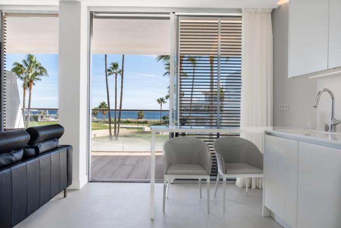 The Edge - Beachfront 2 Bedroom Holiday Apartment