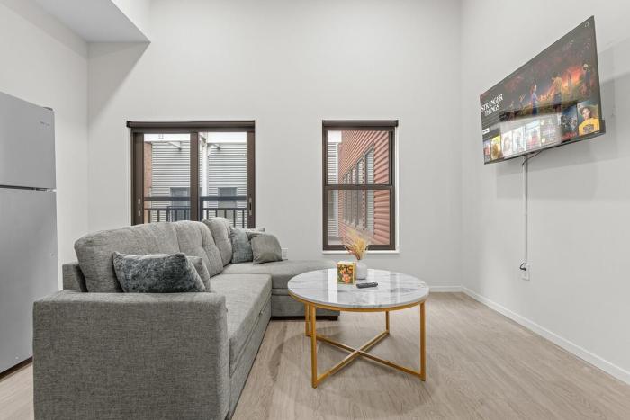 Luxury Condo l DT l Playhouse Square l Sofa Bed