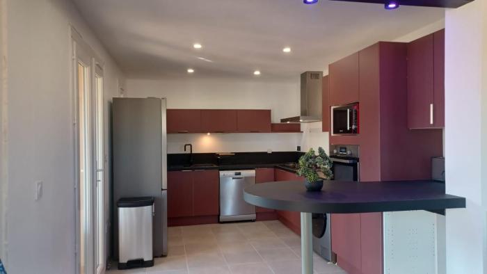 Proche Sanary, grand appartement lumineux dans villa, 3 CH avec terrasse et jardin , climatisé SIX FOURS LES PLAGES 300m de la mer