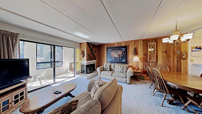 Great 2 Bedroom Condo with Mountain View!