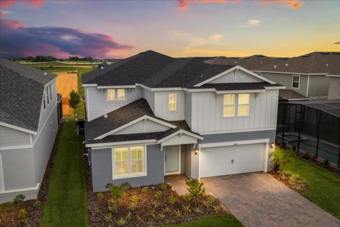 8 Bedrooms 6 Bathrooms Windsor Cay 15803Cc