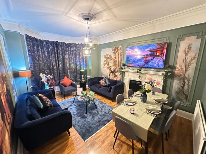 Family Four Bedroom Villa Near Oxford Street