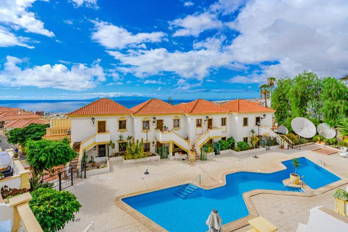 Stylish design w ocean & pool view, King size bed, Wifi,2 Smart Tv, street parking, 2 pools access