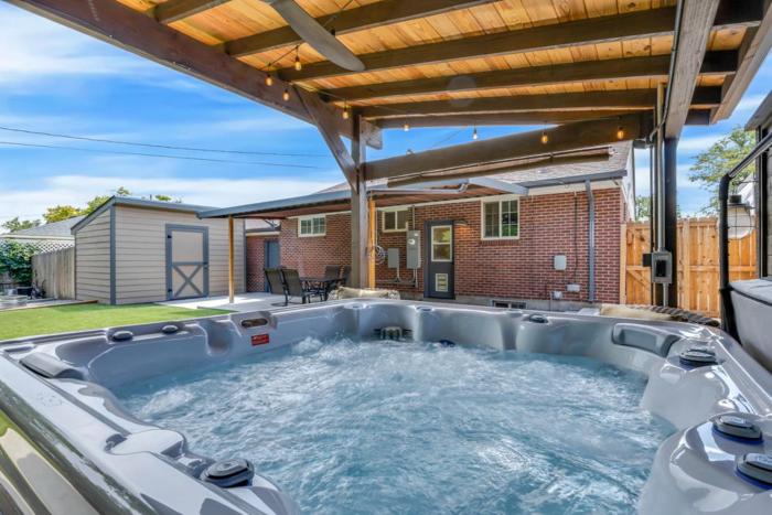 Cozy King suite- play room- hot tub