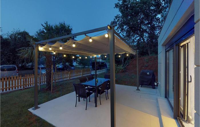 2 Bedroom Lovely Apartment In Drenje