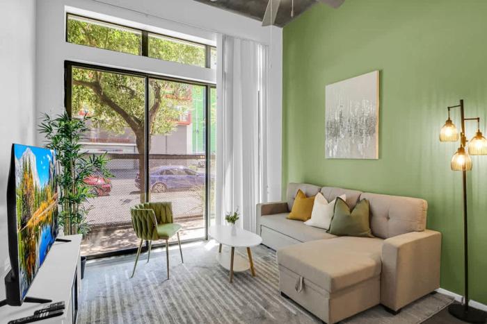 Centric 2BR In HEART of DTPHX Free Parking & Pool