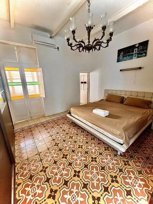 Large space on 2 levels with own roof in Townhouse