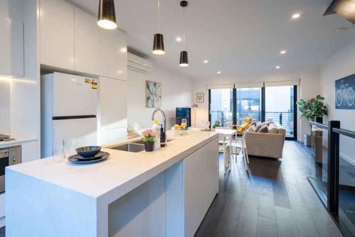 Modern 3-level Townhouse FreeParking