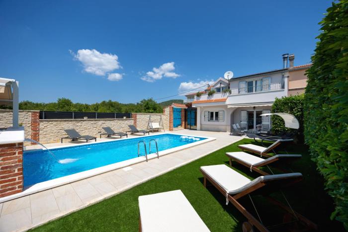 Villa Vision with Heated Pool & Jacuzzi in Sestanovac