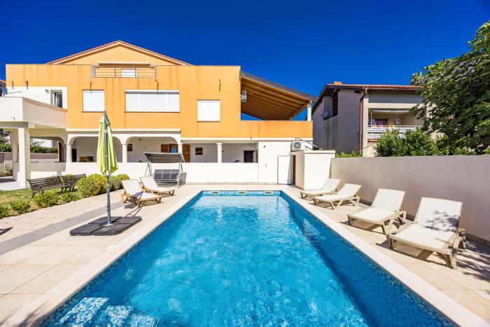 Comfort apartments with pool in Medulin