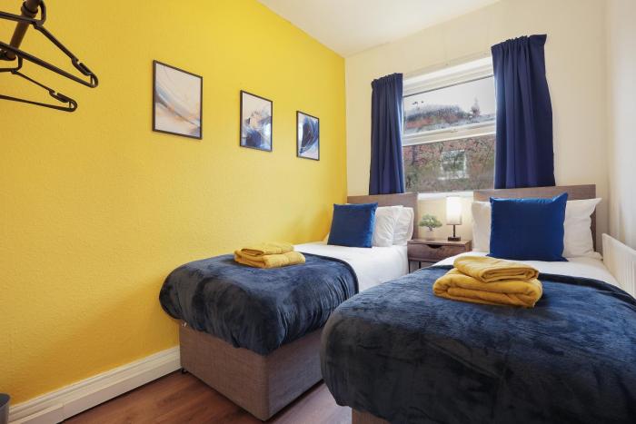 3 Bedroom House in Sheffield, Parking, WIFI, Sleeps 8