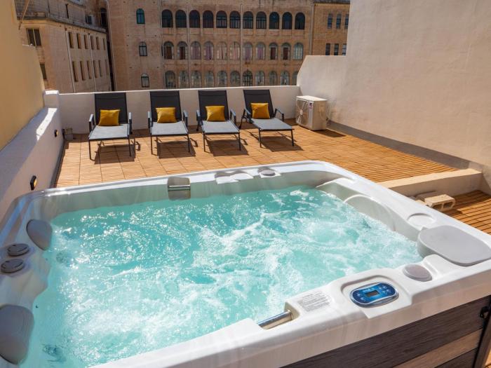 Villa Milano - Jacuzzi Rooftop Lounge with BBQ and Billiard Room