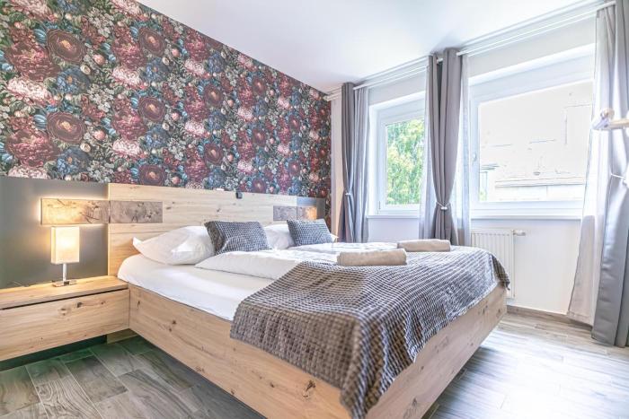 9 Min to Center, Modern 1BR & 1LR Apt with Balcony & Smart TV