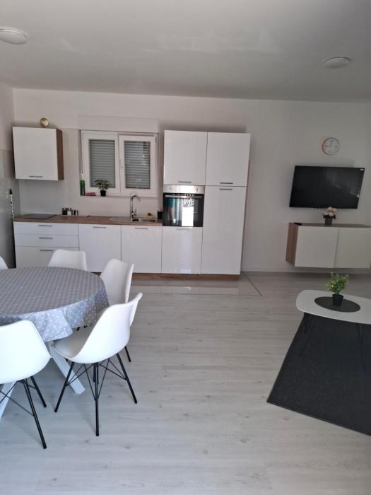 Monami Apartman Charlie