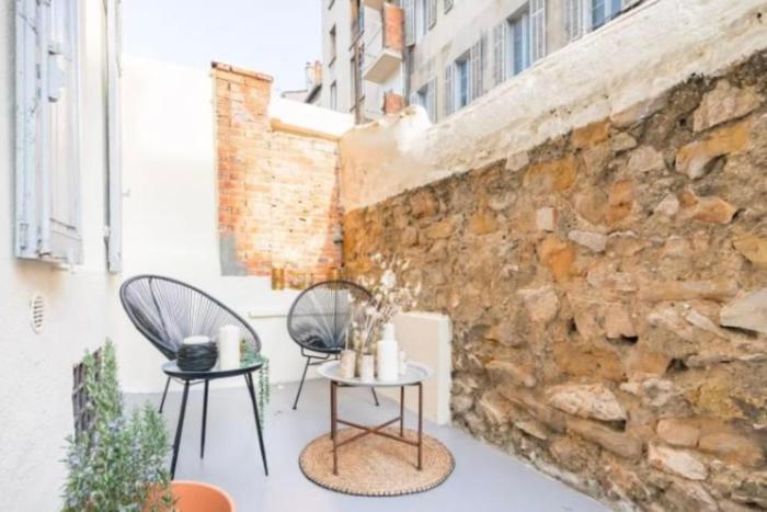 Bright 47 M2 With Nice Terrace Hypercenter